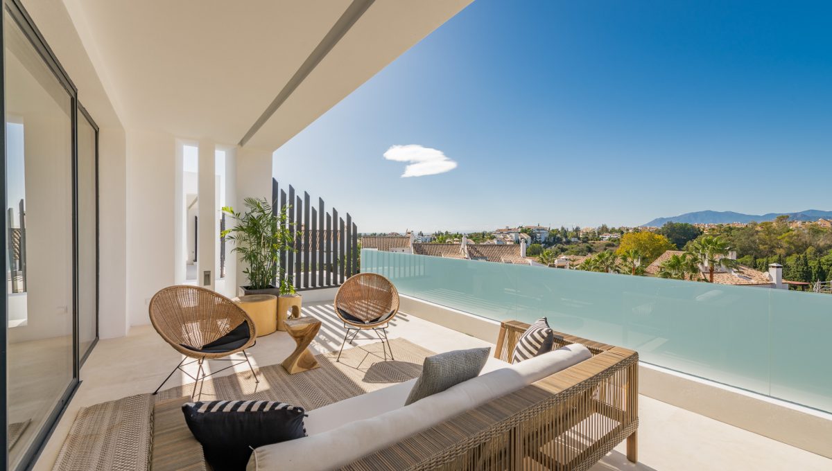 project-villas-in-altos-de-puente-romano-golden-mile-area-7.-master bedroom terraza-1