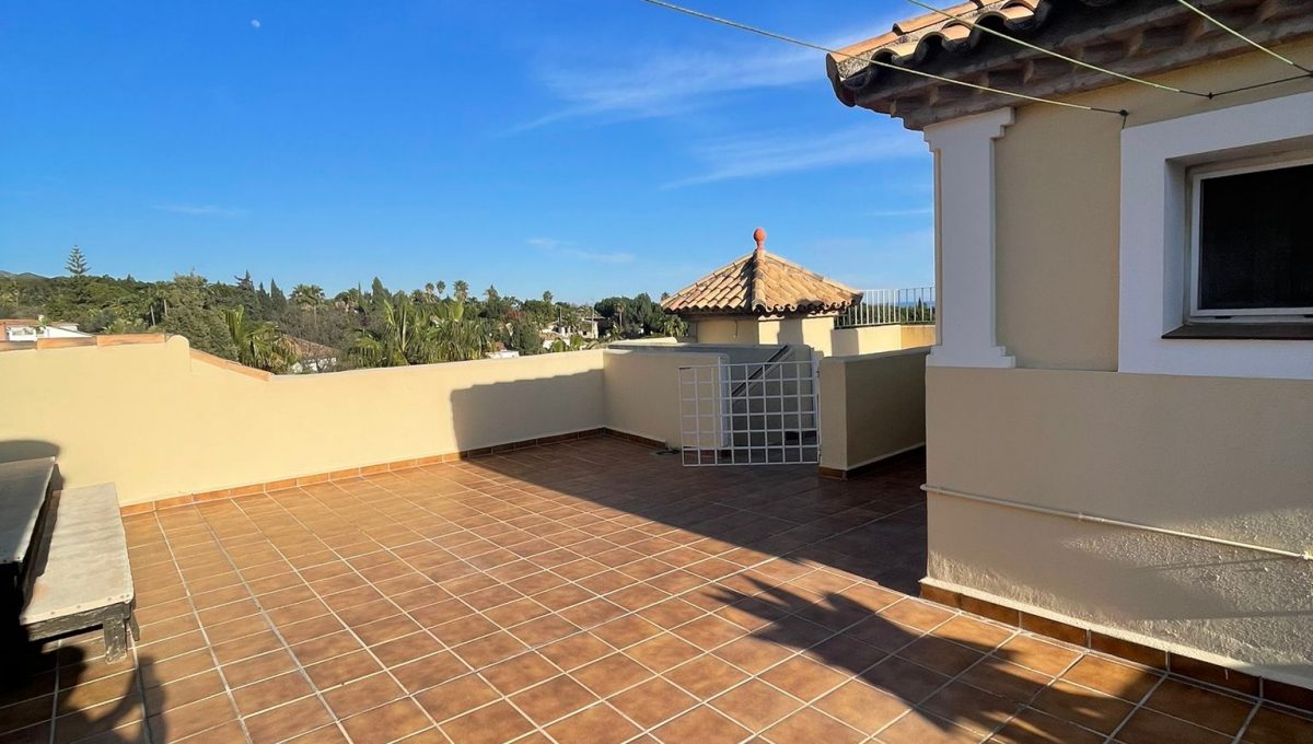 duplex-penthouse-in-nagueles-marbella-photo-2023-03-03-19-47-21 4